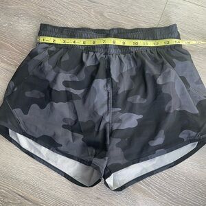 Women’s All in Motion Black Camo Athletic Shorts size small